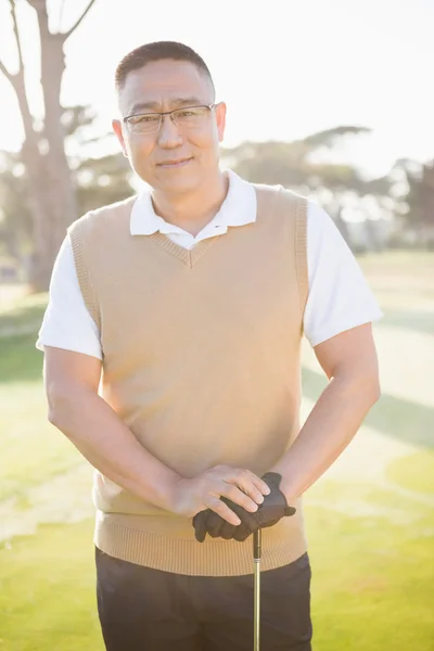 Golfista posando con su club de golf —  Fotos de Stock
