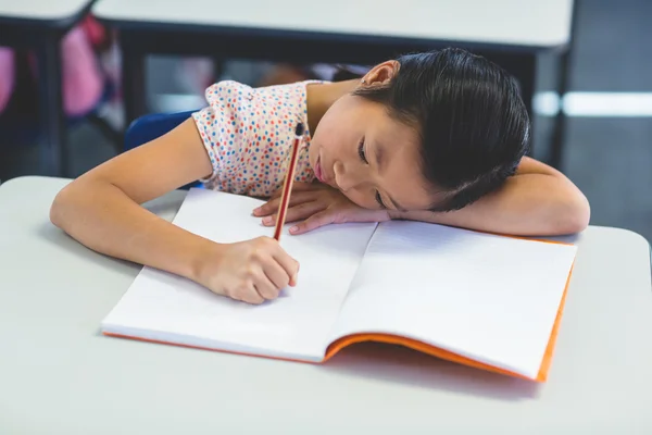 Estudante cuidadosa com livro — Fotografia de Stock