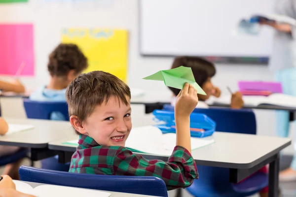 Милый мальчик держит бумажный самолет — стоковое фото
