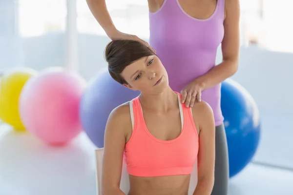 Entrenador instruyendo a mujer joven —  Fotos de Stock