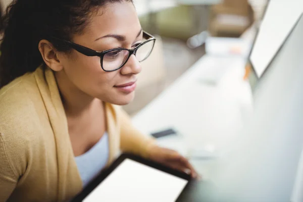 Mujer de negocios usando tableta en la oficina creativa —  Fotos de Stock