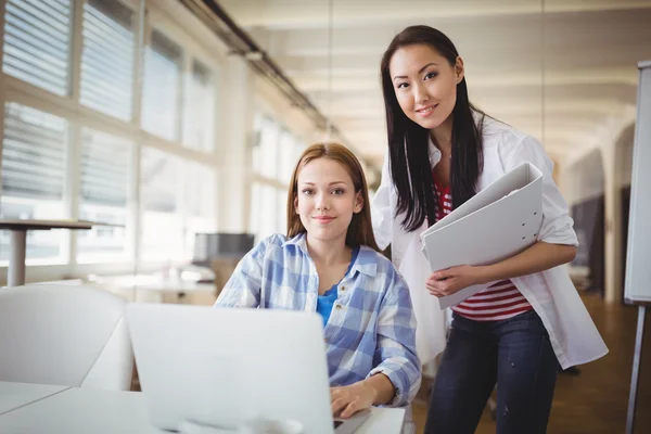 Kolleginnen arbeiten am Laptop — Stockfoto