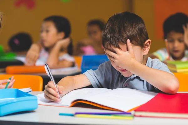 顔を覆っている手を持つ少年 — ストック写真