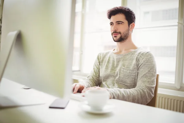 Säker affärsman arbetar på dator — Stockfoto