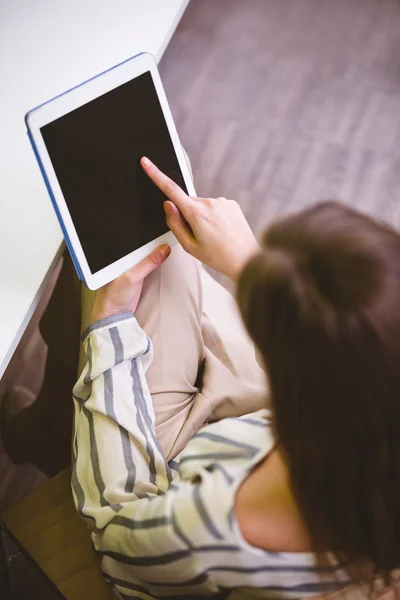 Exekutive berührt Tablet-Bildschirm — Stockfoto