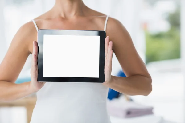 Bránice ženy držící tabletu — Stock fotografie