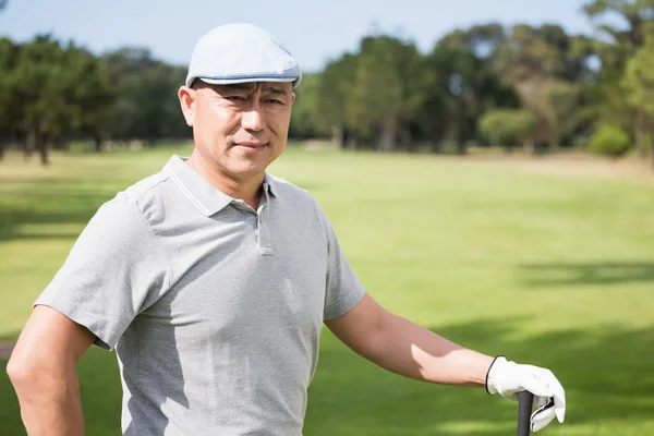 Joven reflexivo con club de golf —  Fotos de Stock