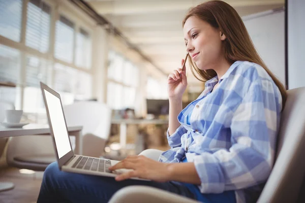 Zakenvrouw Werken op Laptop — Stockfoto