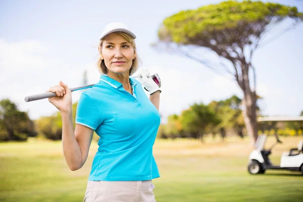 Mulher madura carregando clube de golfe — Fotografia de Stock