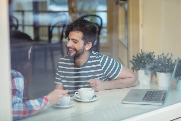 Coppia che parla in caffetteria — Foto Stock