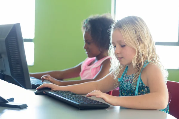 Niñas usando computadoras — Foto de Stock