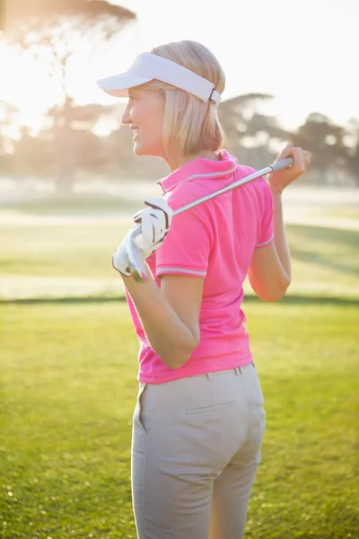 Vrouw golfer holding haar club — Stockfoto