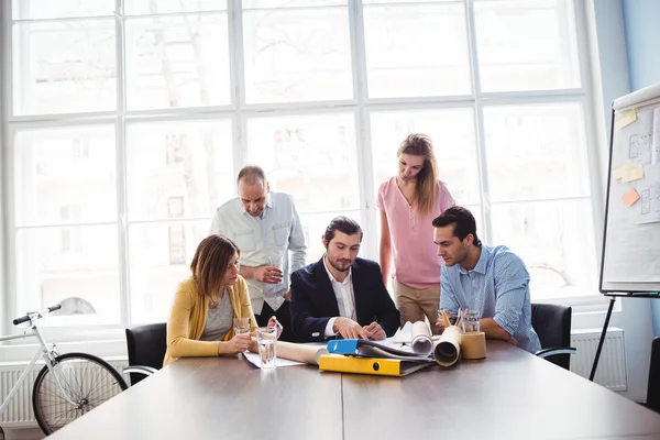 Affärsmän i konferensrum — Stockfoto