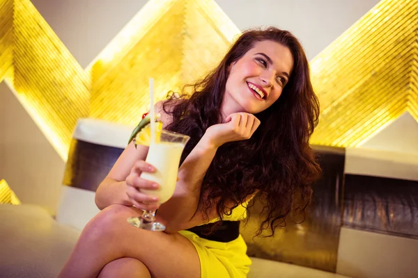 Kvinna njuter drink i nattklubb — Stockfoto