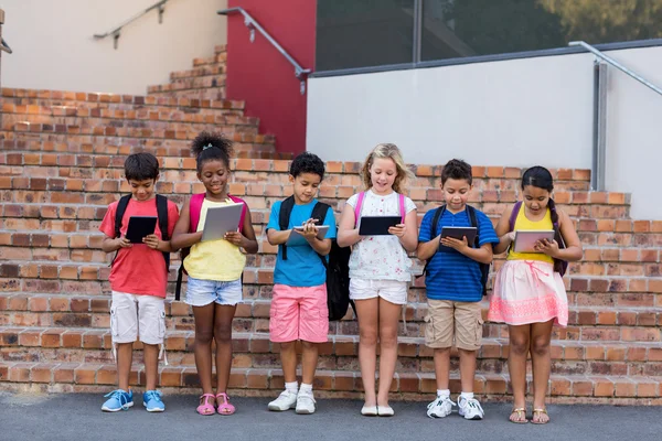 Hela längden av elever som använder digitala tabletter — Stockfoto