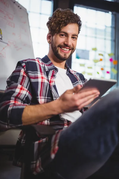 Kreativer Geschäftsmann mit Tablet — Stockfoto