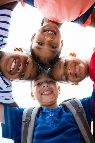 Lächelnde Kinder, die sich zusammendrängen — Stockfoto