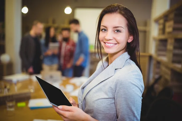 Jonge zakenvrouw bedrijf Tablet PC — Stockfoto