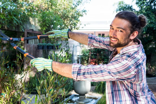 Tukang kebun menggunakan gunting di kebun — Stok Foto