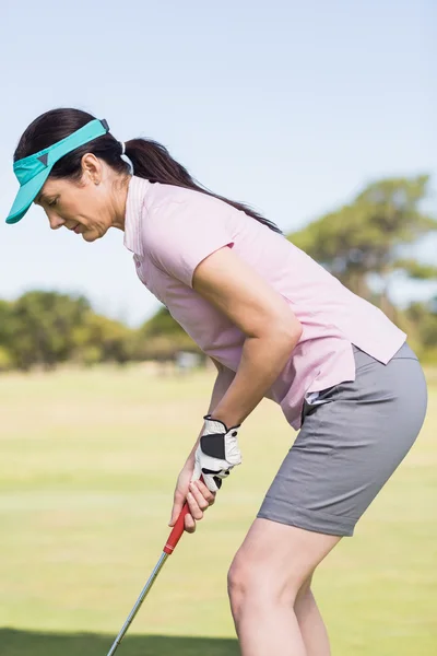 Donna sportiva che gioca a golf — Foto Stock