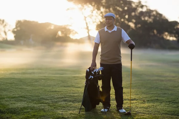 Mogen man som står vid golfbanan — Stockfoto