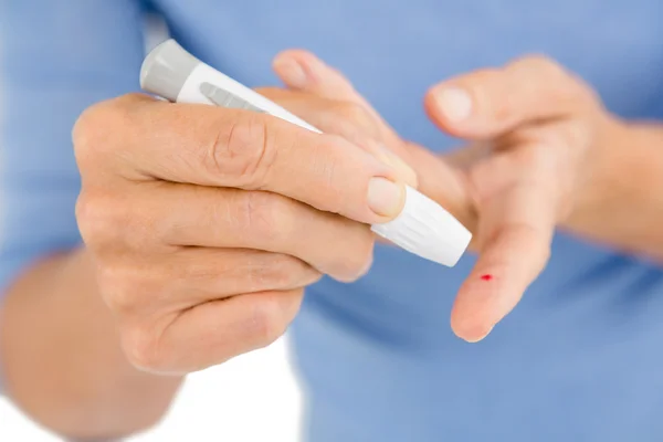 Mulher usando monitor de glicose no sangue — Fotografia de Stock