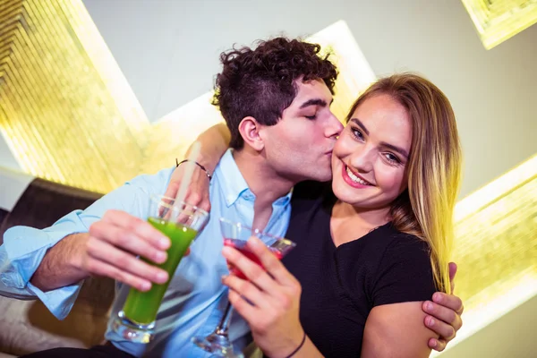 Mann küsst Frau in Nachtclub — Stockfoto