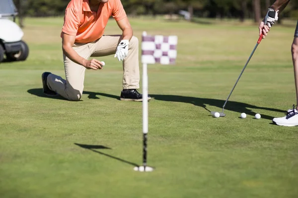 Imagem cortada de mulher jogando golfe — Fotografia de Stock