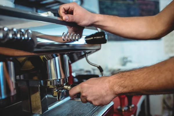 Použití stroje espresso Barista — Stock fotografie