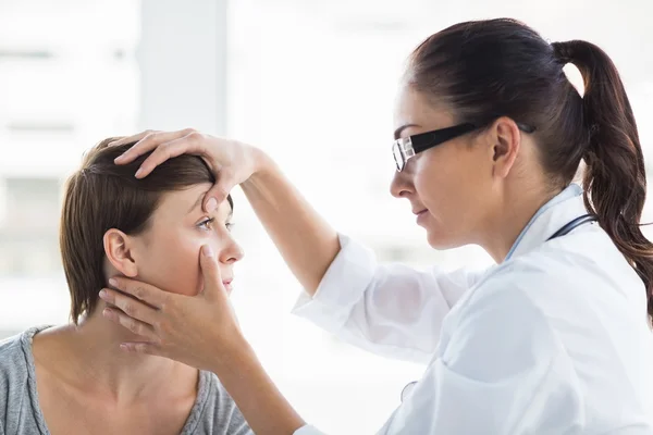 Arts controleren vrouw oog — Stockfoto