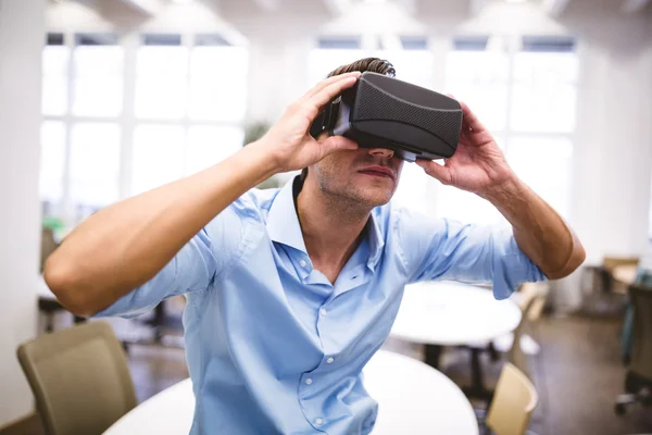 Executivo segurando fone de ouvido realidade virtual — Fotografia de Stock