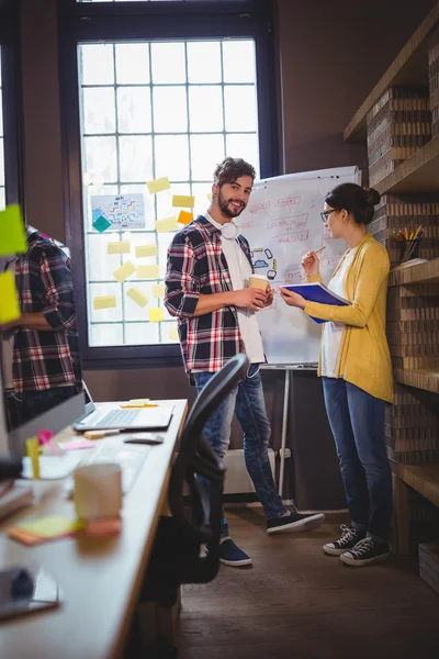 Geschäftsleute stehen am Whiteboard — Stockfoto