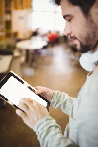 Бізнесмен використовує планшет в кафетерії — стокове фото