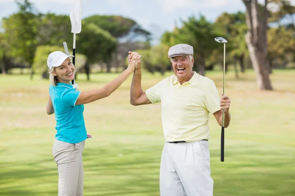 Çak bir beşlik vererek golfçü Çift — Stok fotoğraf