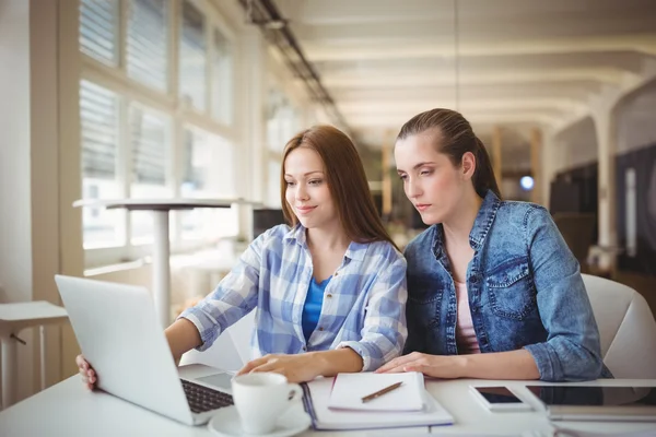 Vrouwelijke collega 's werken aan laptop — Stockfoto