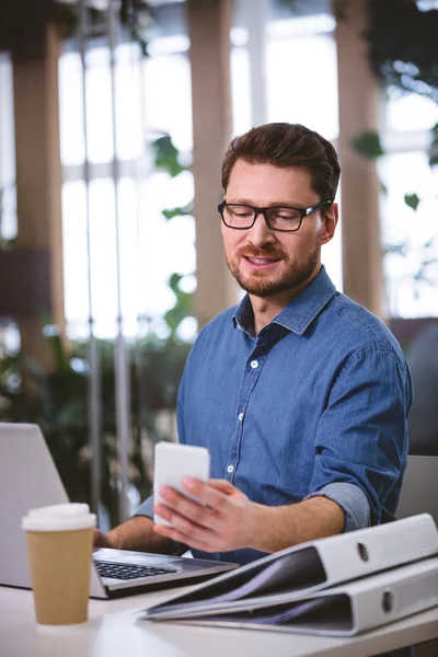 Businessman using cellphone — Stock Photo, Image