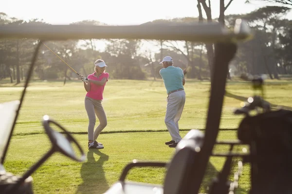 Madura casal jogar golfe — Fotografia de Stock