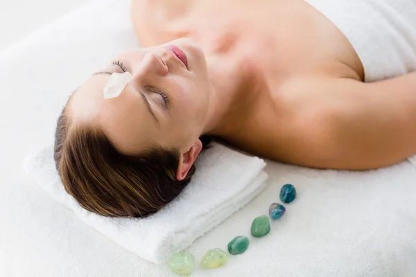 Mulher relaxante na mesa de massagem — Fotografia de Stock