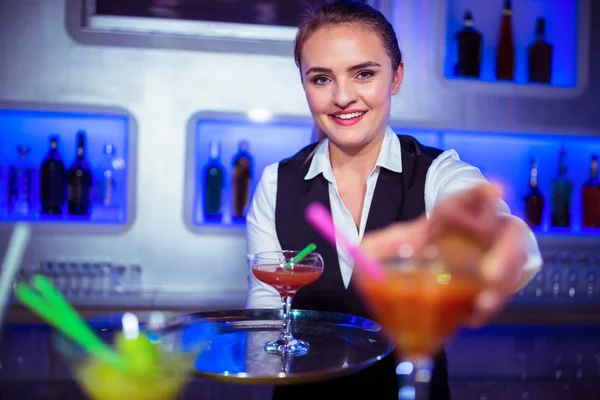 Cocktail au service du barman — Photo
