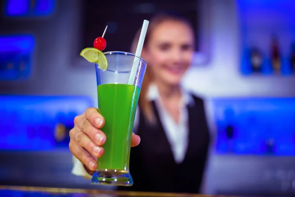Bardame serviert Cocktail — Stockfoto