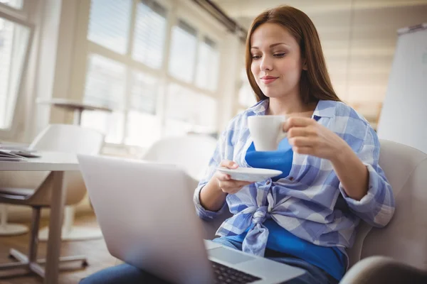 Молодая деловая женщина пьет кофе — стоковое фото