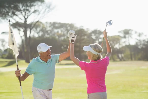 Madura golfista casal dando alta cinco — Fotografia de Stock