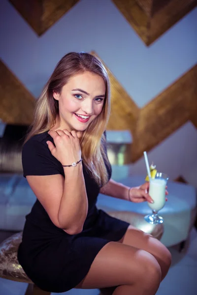 Kvinna som njuter av cocktail i nattklubb — Stockfoto