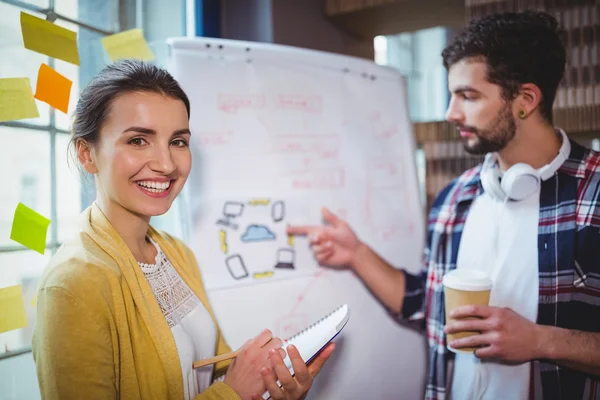 Mujer de negocios con colega masculino discutiendo — Foto de Stock