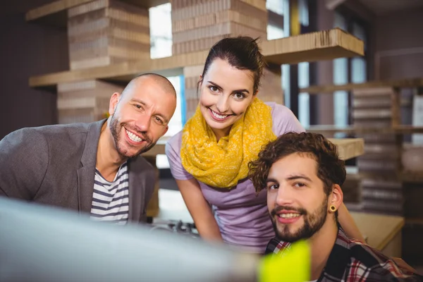 Fröhliche Geschäftsleute im kreativen Büro — Stockfoto