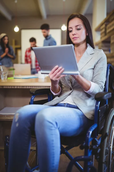 Empresária com deficiência usando tablet — Fotografia de Stock