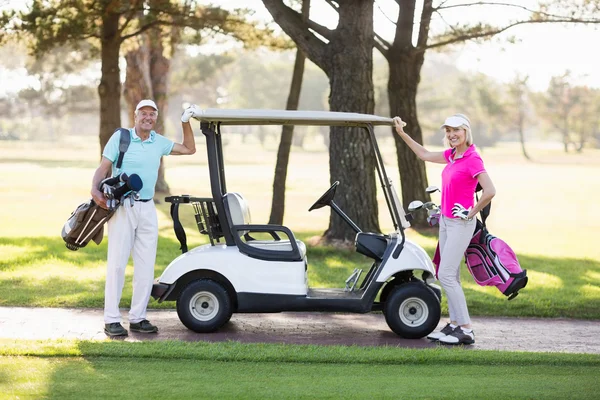 Sorridente matura coppia golfista — Foto Stock