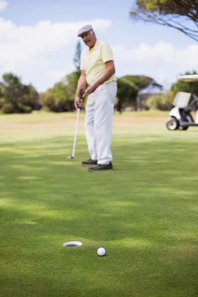 Zralý muž hrát golf — Stock fotografie