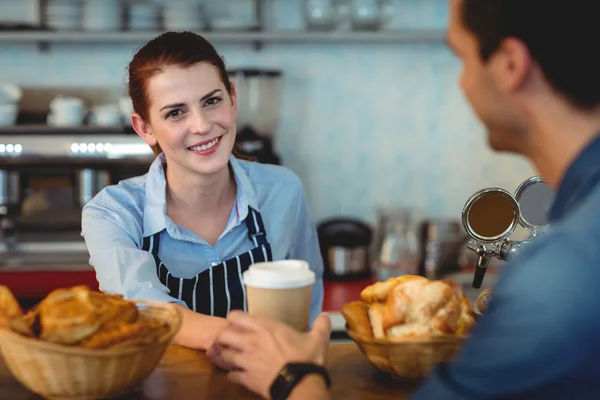 Barista koffie geven aan klant in café — Stockfoto