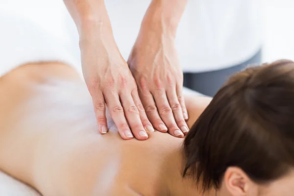 Гола жінка насолоджується масажем спини — стокове фото